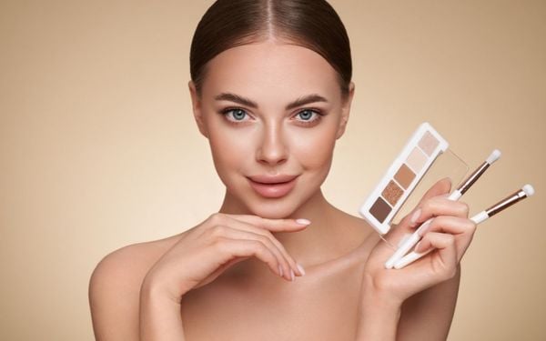 Che khuyết điểm bằng phấn mắt có được không?