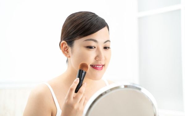 Chỉ dùng kem nền có được không? Giải đáp chi tiết