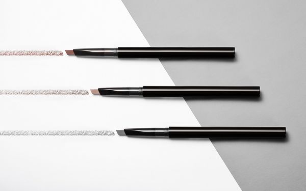 Cách chọn và sử dụng chì kẻ mày đầu dẹp như chuyên gia trang điểm