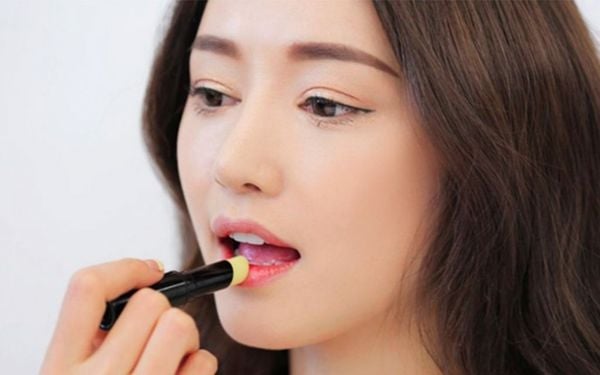 Có nên bôi son dưỡng qua đêm không? Cách lựa chọn son dưỡng phù hợp