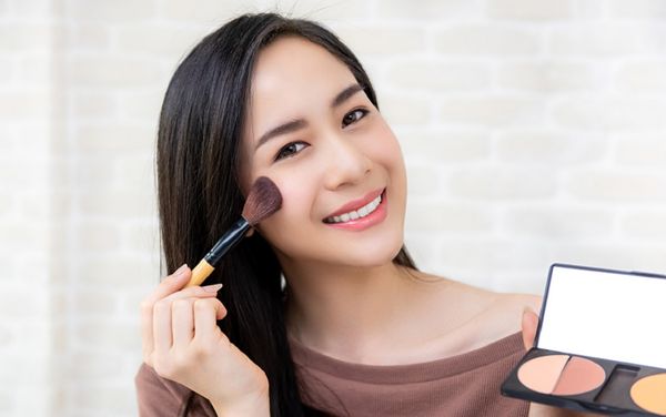 Có nên trang điểm bằng cách lạm dụng kem phấn? Sử dụng kem phấn trang điểm như thế nào?