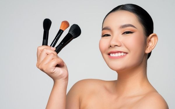 Đánh má hồng cho mặt tròn làm sao để thon gọn, hài hòa hơn?