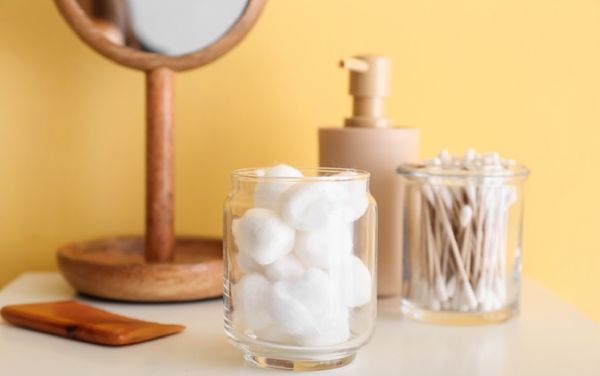 [HỎI - ĐÁP] Dùng bông y tế tẩy trang được không?