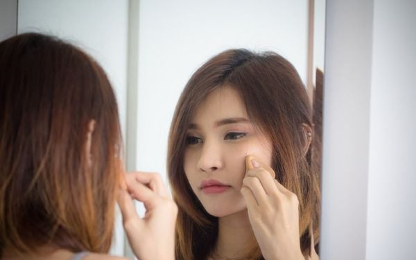 Dùng kem che khuyết điểm thay kem nền được không? Những điều bạn cần lưu ý