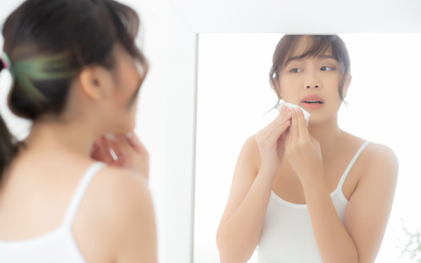 Dùng khăn giấy thay bông tẩy trang có an toàn không?