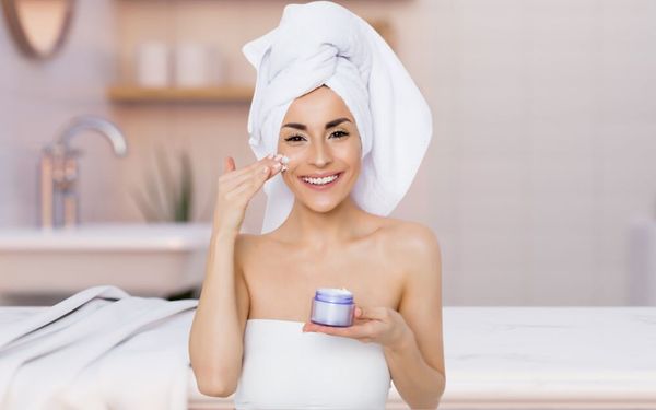 [Góc giải đáp] Dùng mặt nạ ngủ trước hay sau kem dưỡng?