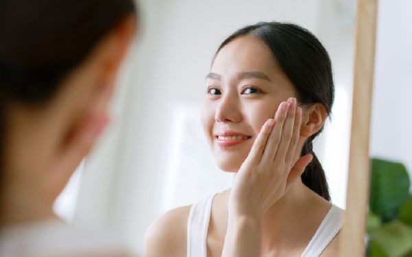 Dùng nước tẩy trang bị rát mặt: Làm sao để khắc phục?