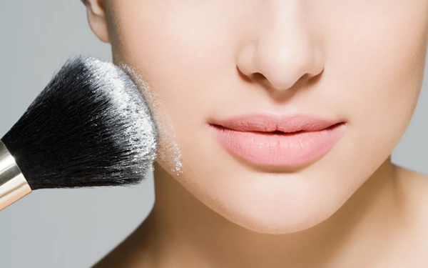 Góc Q&A: Dùng phấn rôm thay phấn phủ được không?