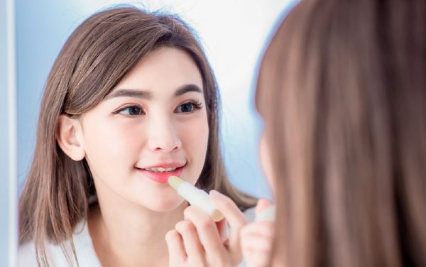 [Góc giải đáp] Dùng son dưỡng có bị thâm môi không?