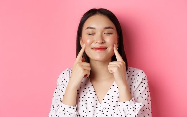 Cách đánh má hồng bằng son cho mặt tròn thêm xinh