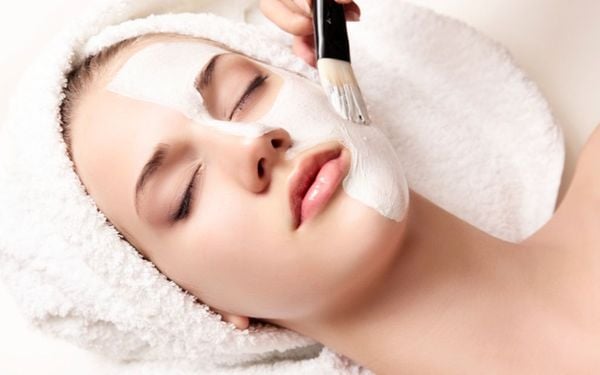 Đắp mặt nạ nên nằm hay ngồi: Lựa chọn nào là phù hợp với bạn?