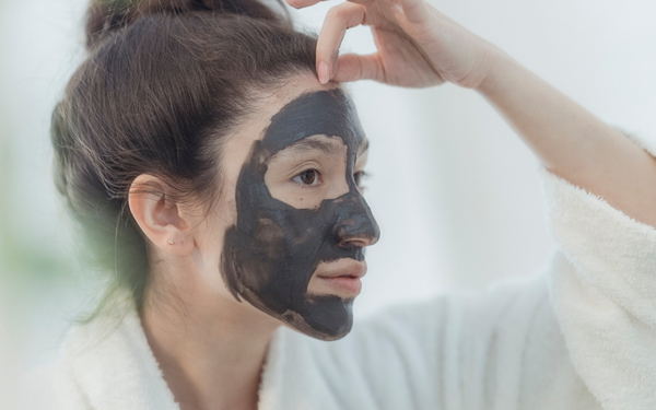Sử dụng mặt nạ đất sét cho da dầu mụn cho da sáng bóng căng mịn
