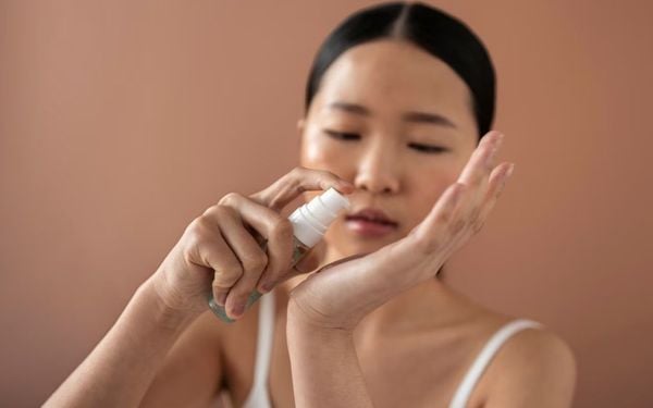 Nước tẩy trang cho da khô: loại sạch bụi bẩn và dưỡng ẩm cho da