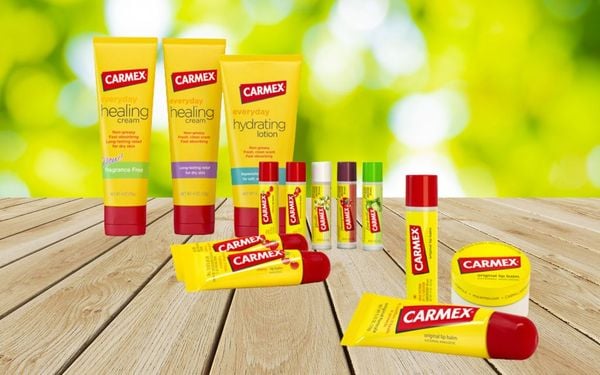 Review son dưỡng Carmex: Giải pháp cứu cánh cho đôi môi nứt nẻ