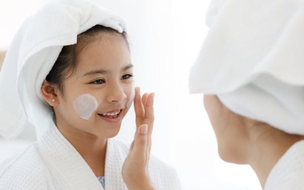 Bí quyết chọn sữa rửa mặt cho bé 9 tuổi siêu chuẩn
