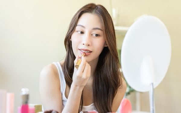 Hạn sử dụng của son dưỡng là bao lâu? Làm sao để biết son dưỡng hết hạn?