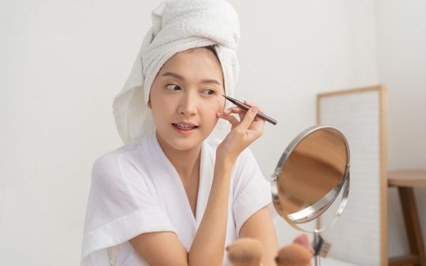 Kẻ eyeliner cho mắt mí lót đơn giản, dễ thực hiện