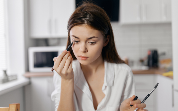 Kẻ mắt bằng chì kẻ mày để nhanh gọn lẹ có được không?