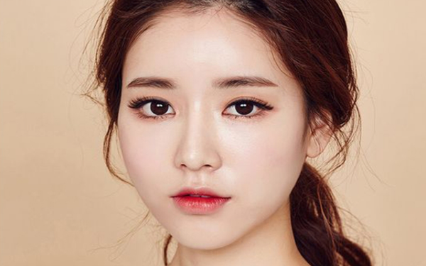 Kẻ mắt cho mắt tròn, bạn gái nào cũng làm được