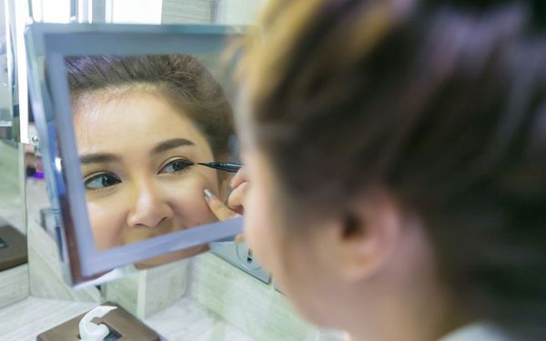 Nghệ thuật kẻ mắt đen hoàn hảo: Tạo hiệu ứng sắc nét và bắt mắt