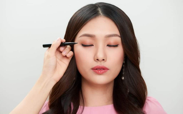 Hướng dẫn cách kẻ mắt đơn giản cho người mới học trang điểm