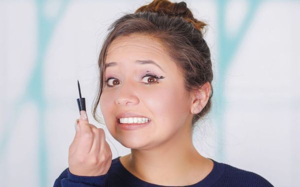 Cách sửa cực đơn giản khi kẻ mắt lỗi cho những cô nàng newbie