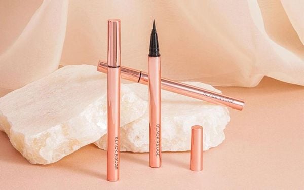 Review kẻ mắt Black Rouge Power Proof Pen Liner