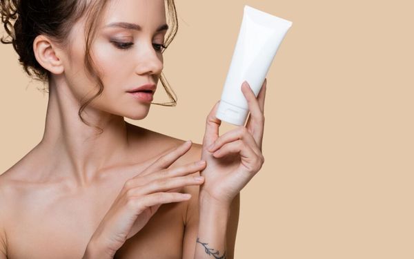 Kem che khuyết điểm hình xăm: Che vết xăm trong tích tắc