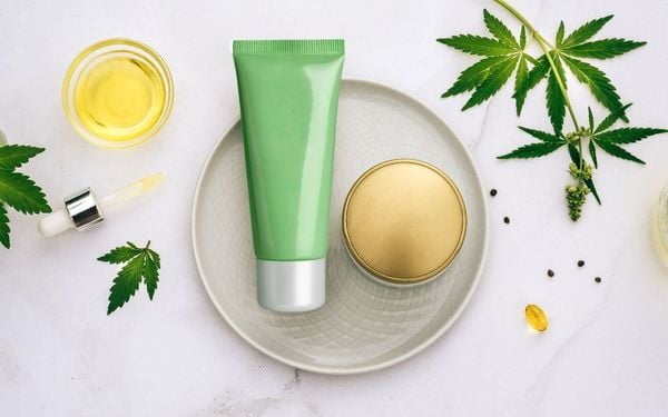 Kem che khuyết điểm màu xanh: Bí quyết che đi những vết mụn đỏ