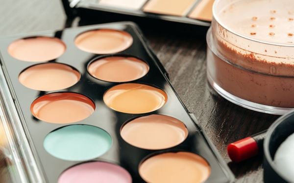 Kem che khuyết điểm nhiều màu: Chọn màu đúng, che lấp mọi khuyết điểm