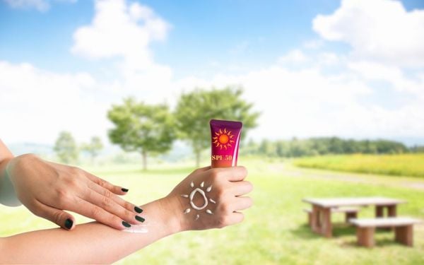 Kem chống nắng giá rẻ - Chọn sao để không phải “của rẻ là của ôi”?