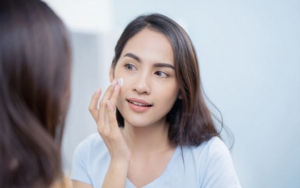 Tại sao bạn nên sử dụng kem dưỡng ẩm trước khi trang điểm?