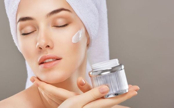 Kem lót dưỡng ẩm tạo lớp trang điểm mịn mướt, căng bóng