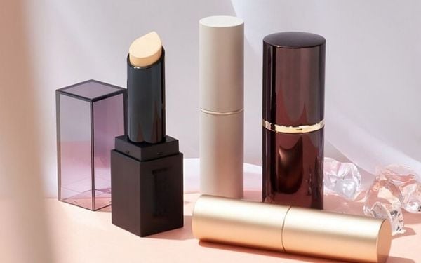 Kem nền dạng thỏi - Bí quyết trang điểm cho những cô nàng bận rộn