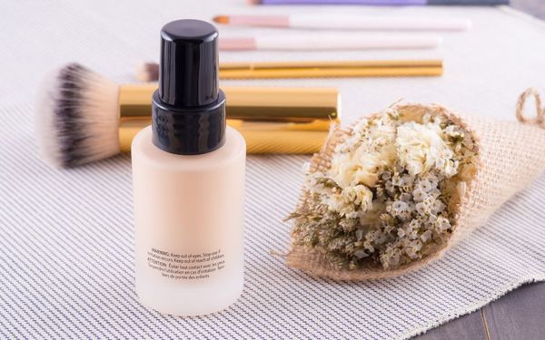 Lỡ chọn kem nền quá sáng phải làm sao?