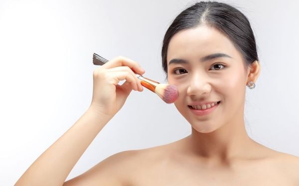 Không trang điểm xài phấn phủ kiềm dầu được không?