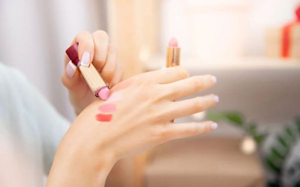 Cách kiểm tra son có chì hay không đơn giản, bạn có thể thử