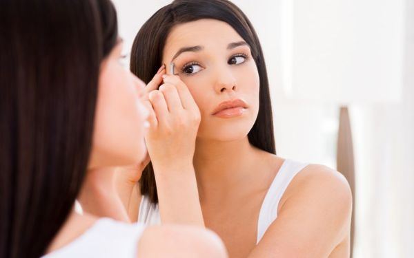 Lông mày mọc ngược ở đuôi: Cách khắc phục đến từ chuyên gia