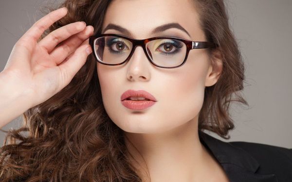 Tuyệt chiêu makeup cho cô nàng kính cận bạn cần biết