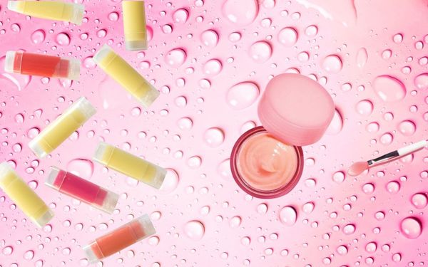 Mặt nạ ngủ môi và son dưỡng - Cuộc chiến bất phân thắng bại