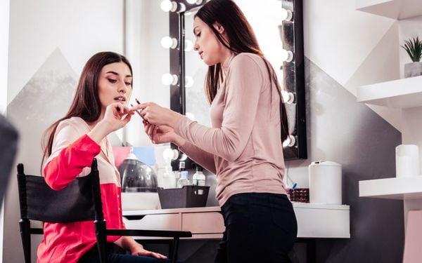 Chọn màu chì kẻ mày: Bạn cần chú ý màu da và màu tóc!