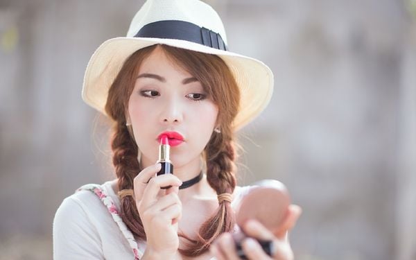 Môi không ăn son do đâu? 4 mẹo hay giúp bạn “đánh bay” nỗi lo