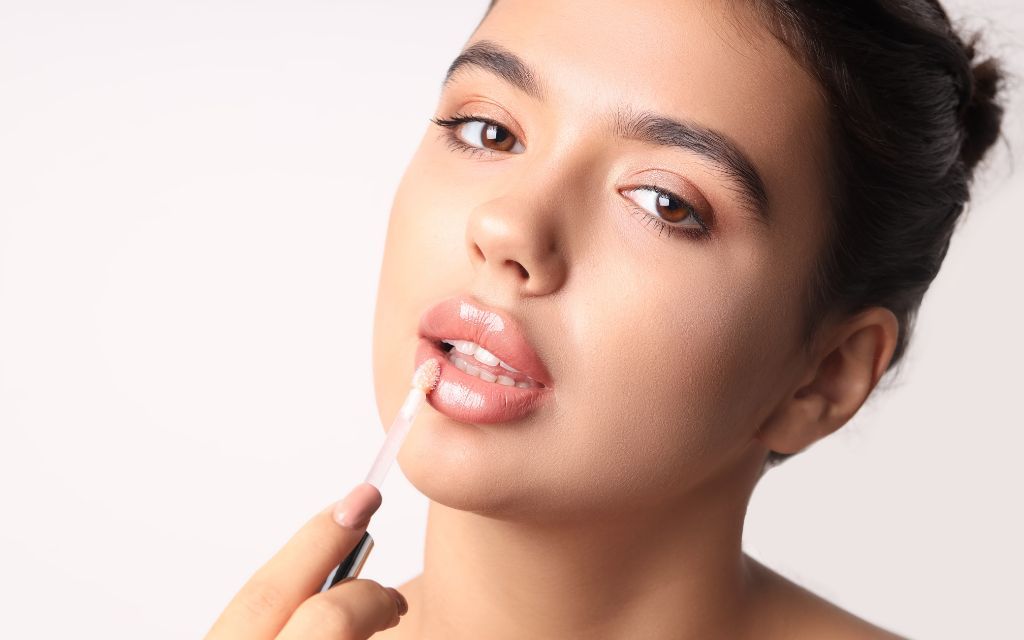 Môi dày có nên đánh son bóng không?
