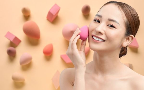 Mút trang điểm: Trợ thủ giúp lớp nền đều mỏng, tự nhiên