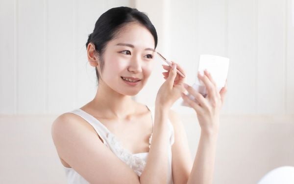 Nên dùng chì kẻ mày hay bột để có lông mày hoàn hảo?
