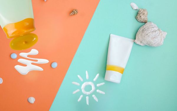 Nên dùng kem chống nắng dạng kem hay sữa? Tìm hiểu ngay