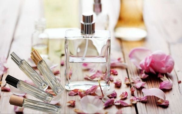 Nên dùng nước hoa dạng lăn hay xịt thì tiện lợi?