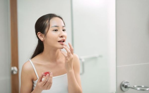 Nên dùng son dưỡng môi khi nào để môi luôn căng mọng mịn mượt?