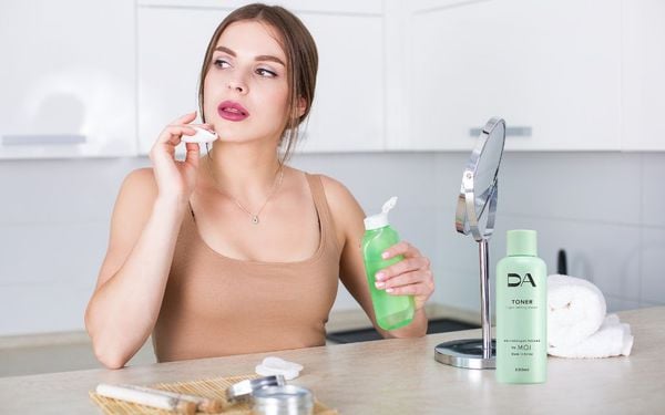 Nên thoa toner bằng tay hay bông tẩy trang thì da đẹp hơn?