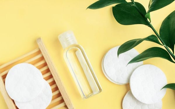 Có nên sử dụng nước tẩy trang không cần rửa mặt lại?